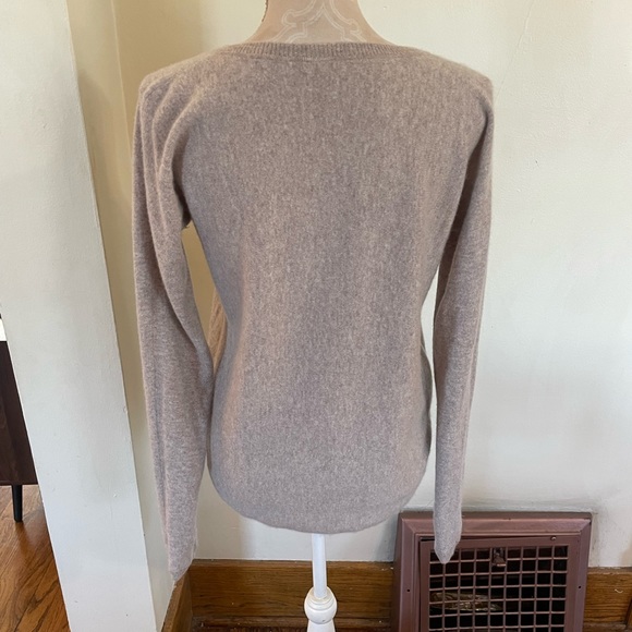 Garnet Hill Cashmere Oatmeal Hi-Lo Rounded Hem Sweater M fits Like Small - Picture 2 of 5